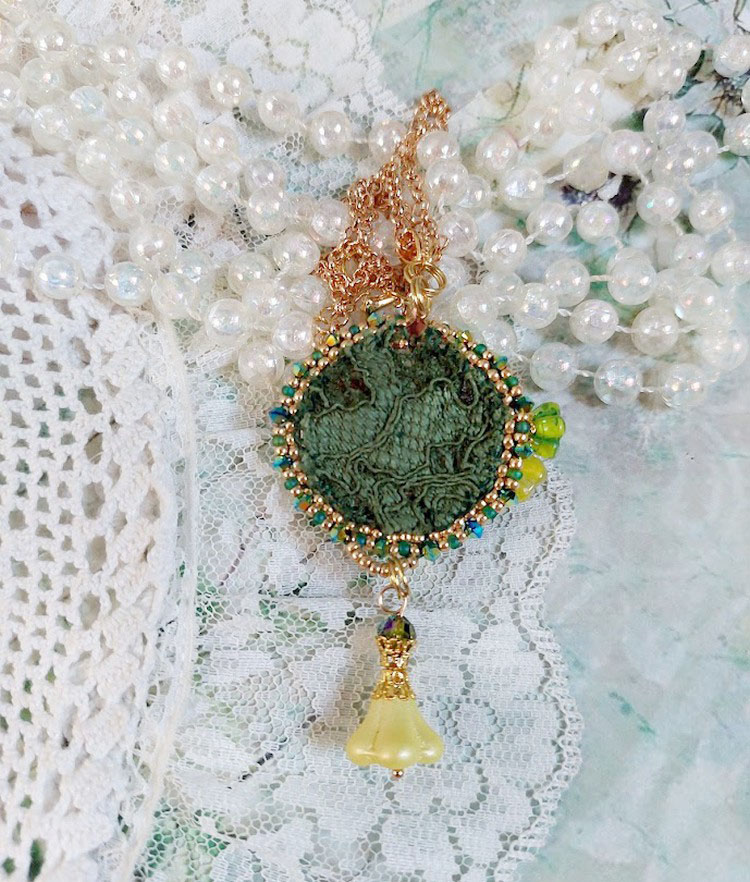 Pendentif Espoir brod&eacute; avec perles verres, rocailles, dentelle, b&eacute;li&egrave;re argent 925, anneau et perles Cristal Swarovski