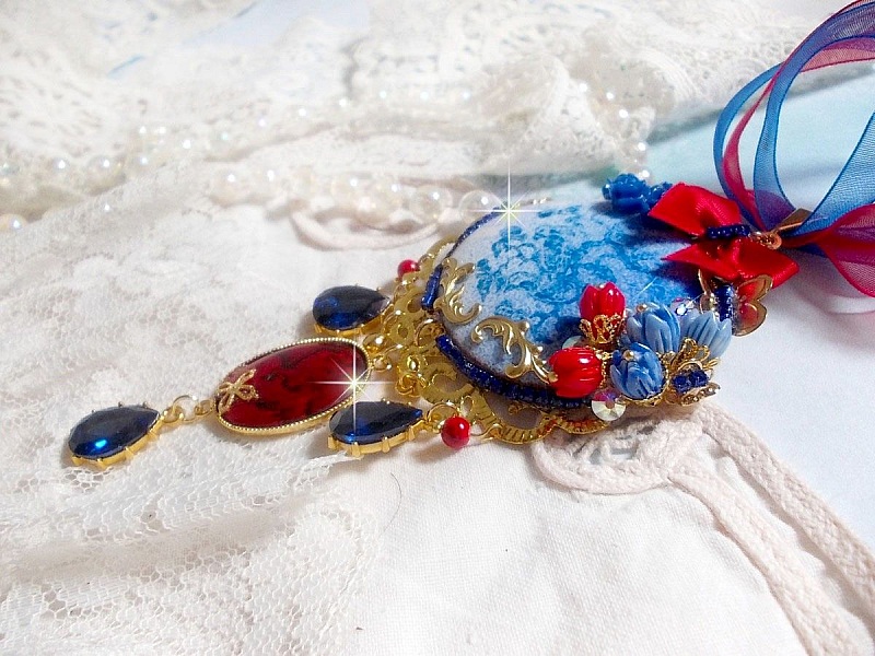 Pendentif Flamenca, cabochon &eacute;maill&eacute; de fleurs Bleues, roses r&eacute;sines, nacre abalone et jade Rouges, poires Zirconium et cristaux Bleu-Marine, breloques, pendentif r&eacute;sine &eacute;poxy, un style Flamenco