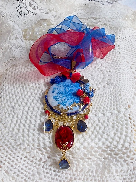 Pendentif Flamenca, cabochon &eacute;maill&eacute; de fleurs Bleues, roses r&eacute;sines, nacre abalone et jade Rouges, poires Zirconium et cristaux Bleu-Marine, breloques, pendentif r&eacute;sine &eacute;poxy, un style Flamenco