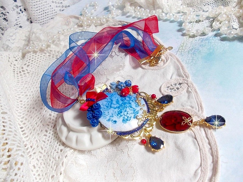 Pendentif Flamenca, cabochon &eacute;maill&eacute; de fleurs Bleues, roses r&eacute;sines, nacre abalone et jade Rouges, poires Zirconium et cristaux Bleu-Marine, breloques, pendentif r&eacute;sine &eacute;poxy, un style Flamenco