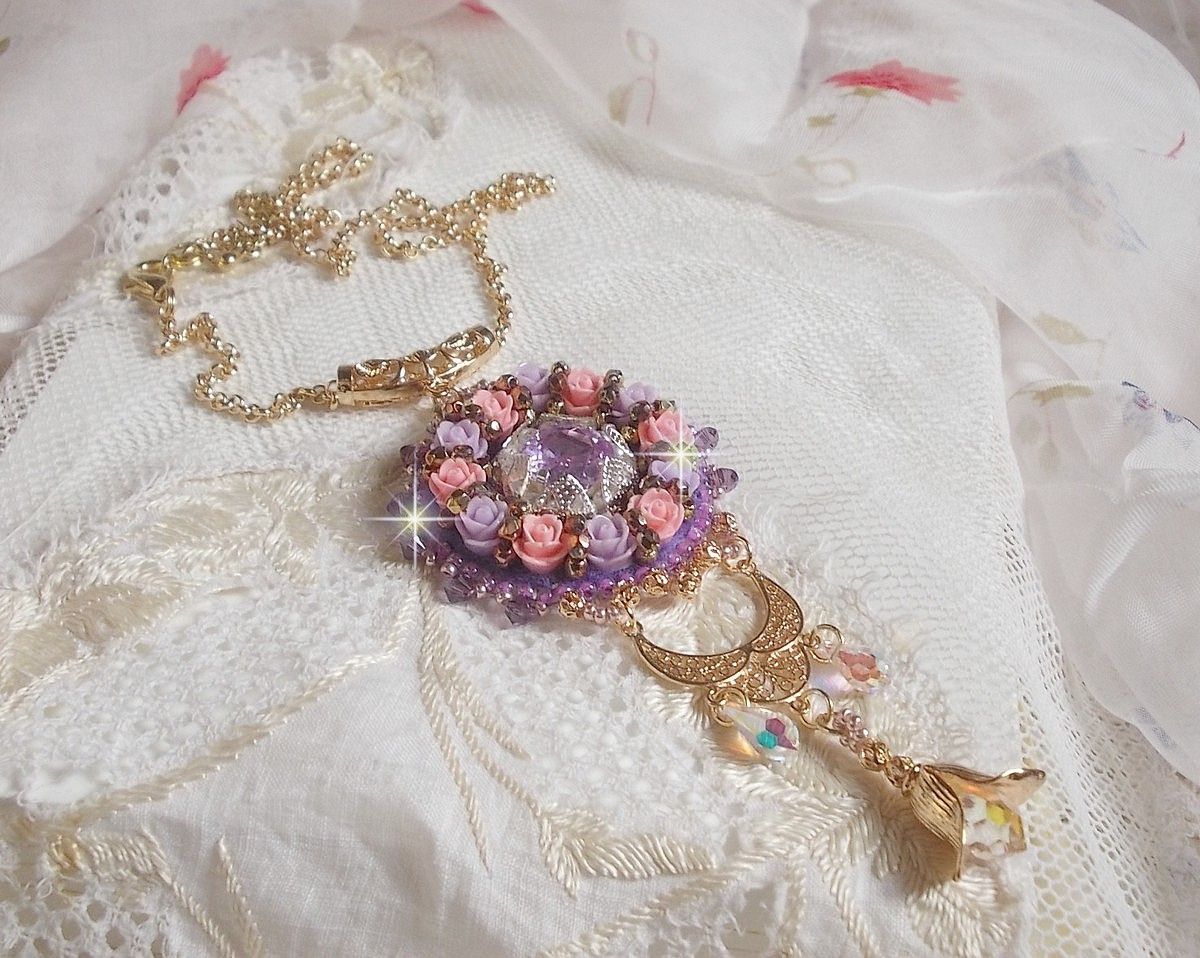 Halsband hängande Ice Purple broderat med Swarovski-kristaller 