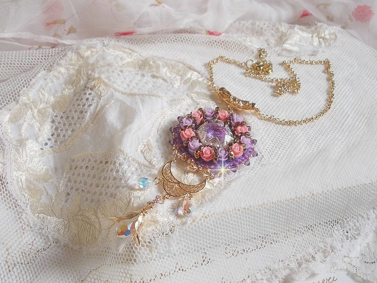Halsband hängande Ice Purple broderat med Swarovski-kristaller 