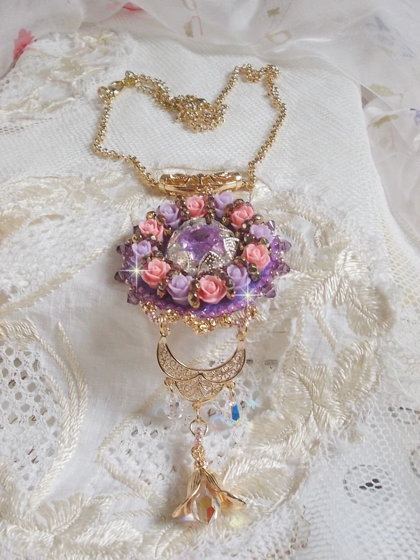 Halsband hängande Ice Purple broderat med Swarovski-kristaller 