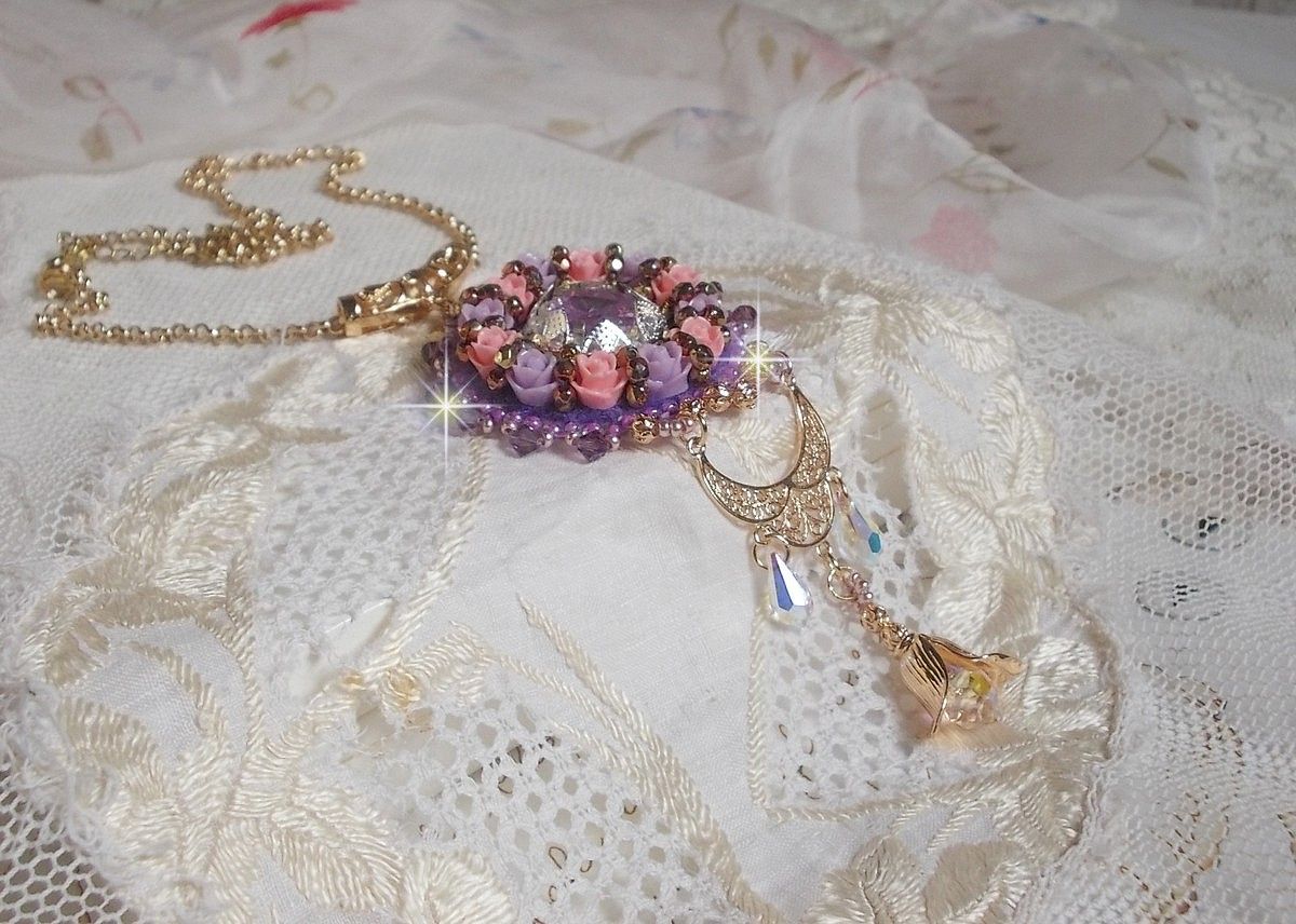 Halsband hängande Ice Purple broderat med Swarovski-kristaller 