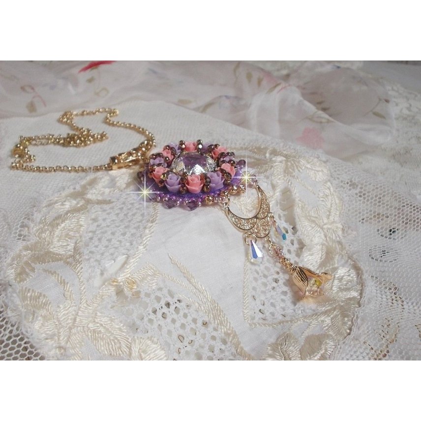Halsband hängande Ice Purple broderat med Swarovski-kristaller 