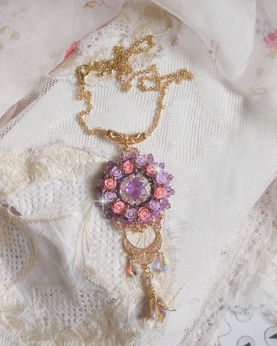 Halsband hängande Ice Purple broderat med Swarovski-kristaller 