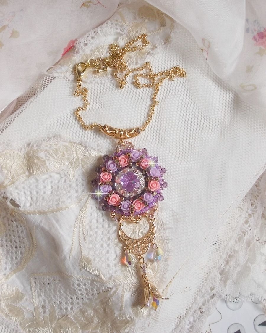 Halsband hängande Ice Purple broderat med Swarovski-kristaller 