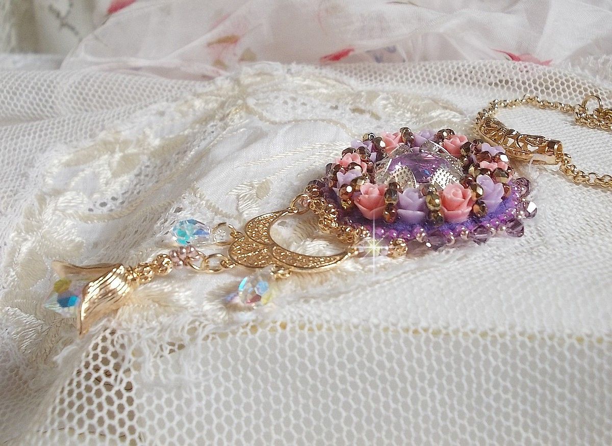 Halsband hängande Ice Purple broderat med Swarovski-kristaller 