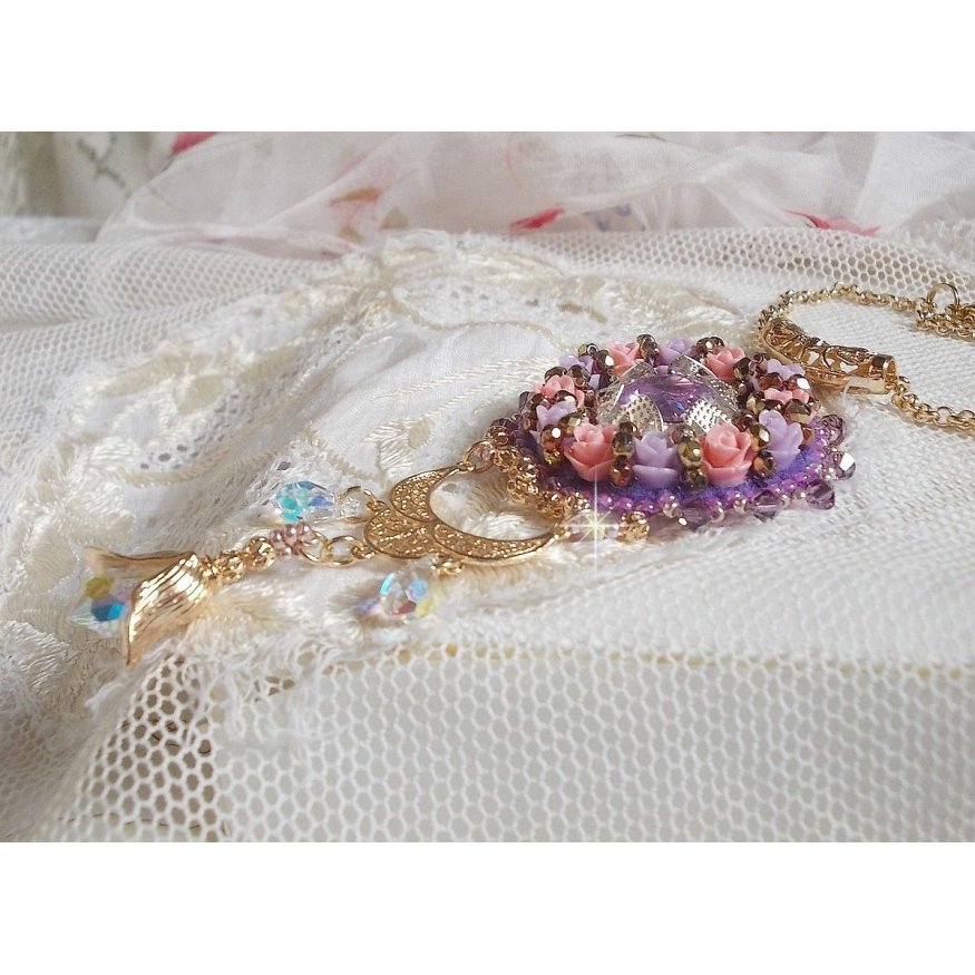 Halsband hängande Ice Purple broderat med Swarovski-kristaller 