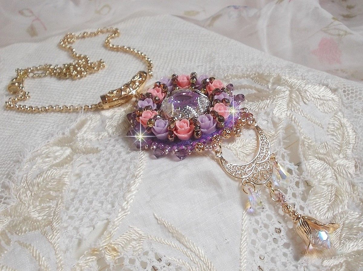 Halsband hängande Ice Purple broderat med Swarovski-kristaller 