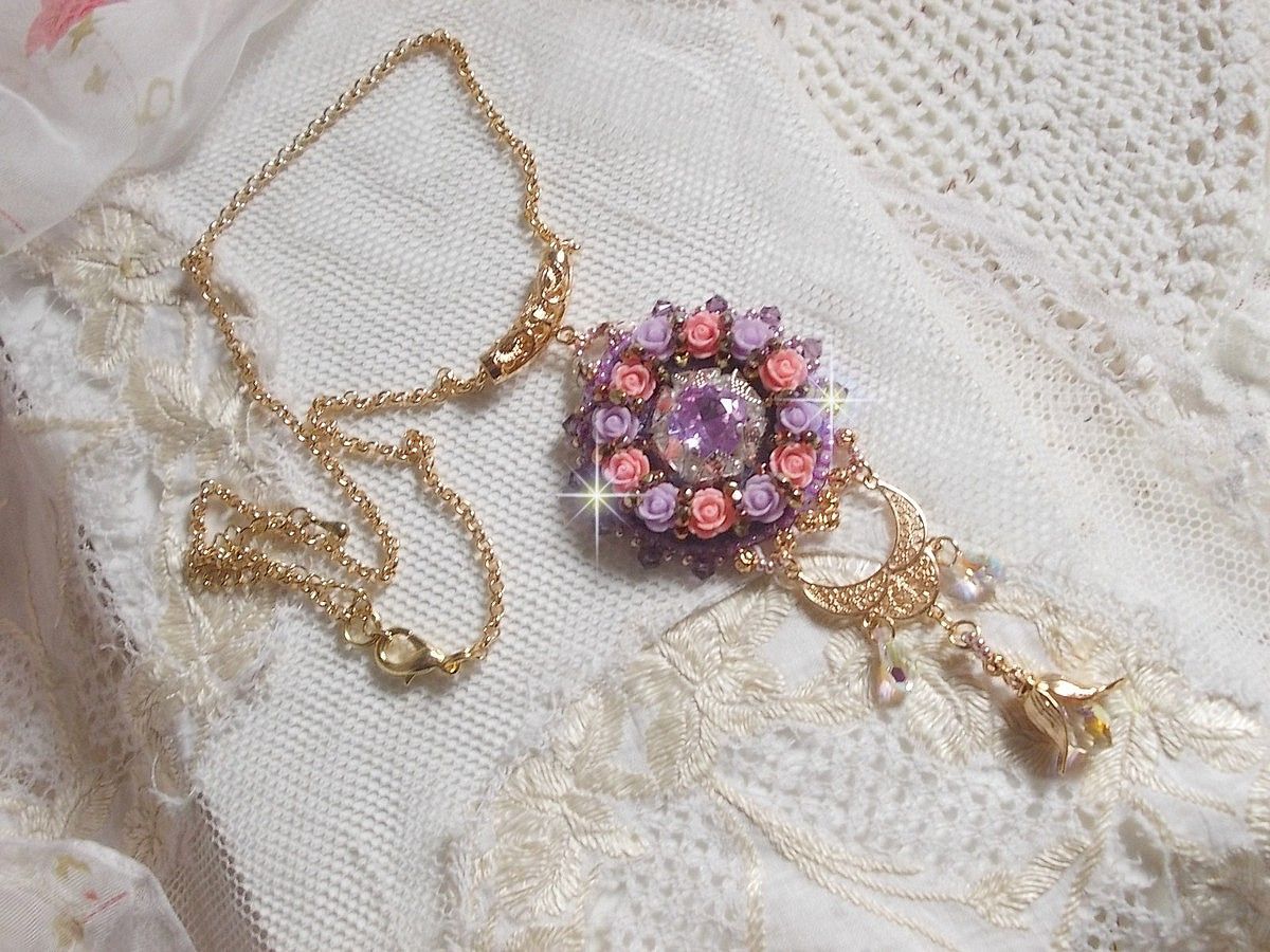 Halsband hängande Ice Purple broderat med Swarovski-kristaller 