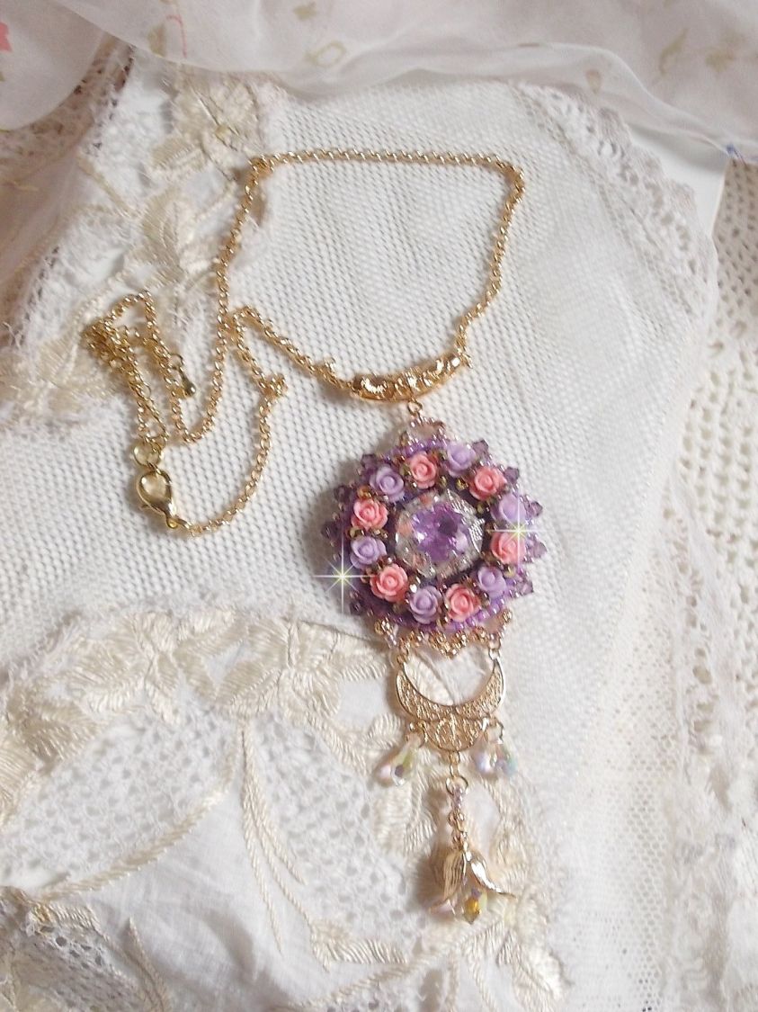 Halsband hängande Ice Purple broderat med Swarovski-kristaller 