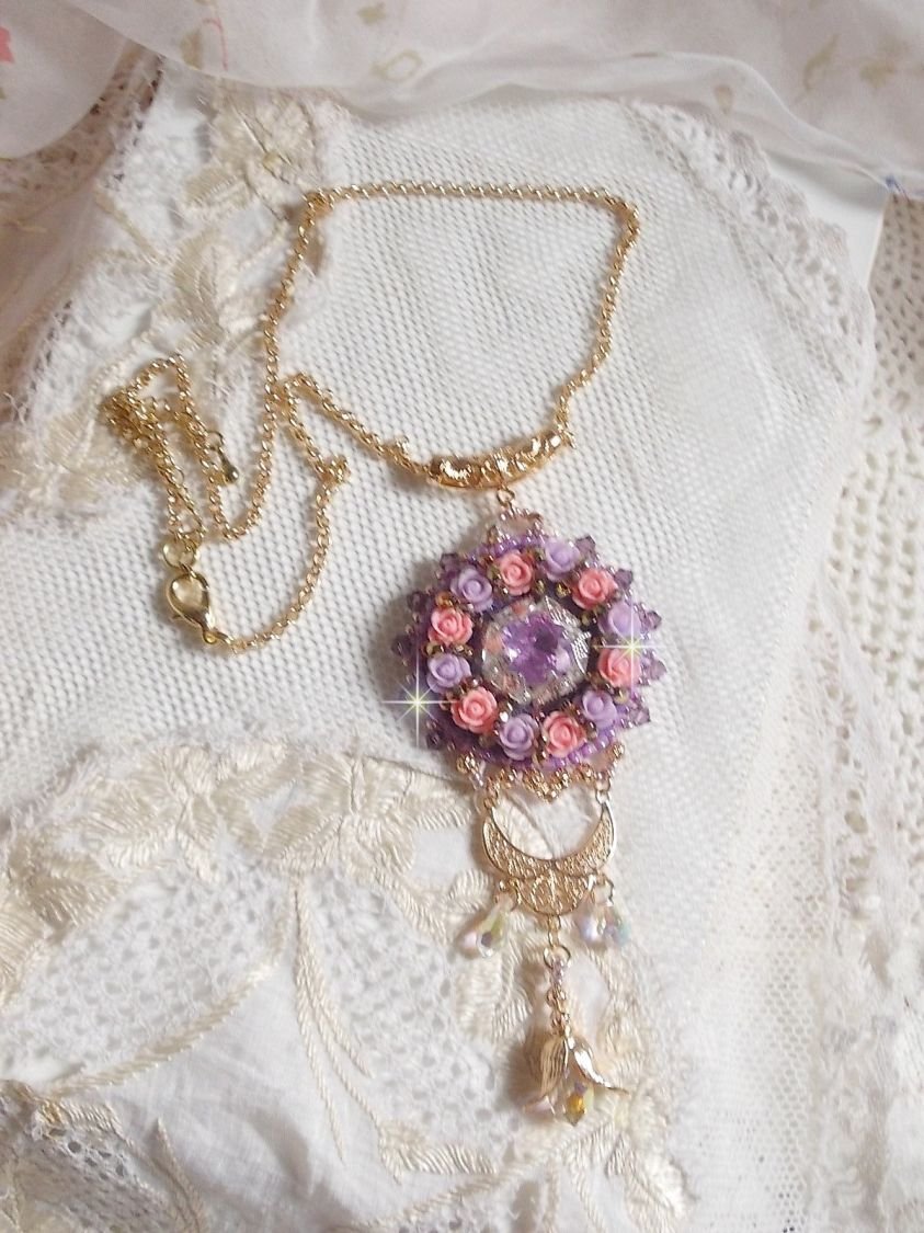 Halsband hängande Ice Purple broderat med Swarovski-kristaller 
