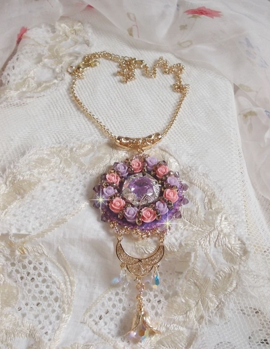 Halsband hängande Ice Purple broderat med Swarovski-kristaller 