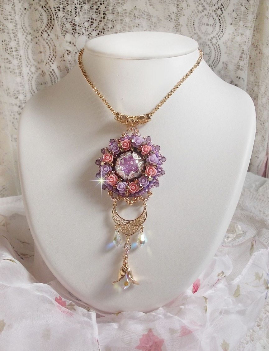 Halsband hängande Ice Purple broderat med Swarovski-kristaller 
