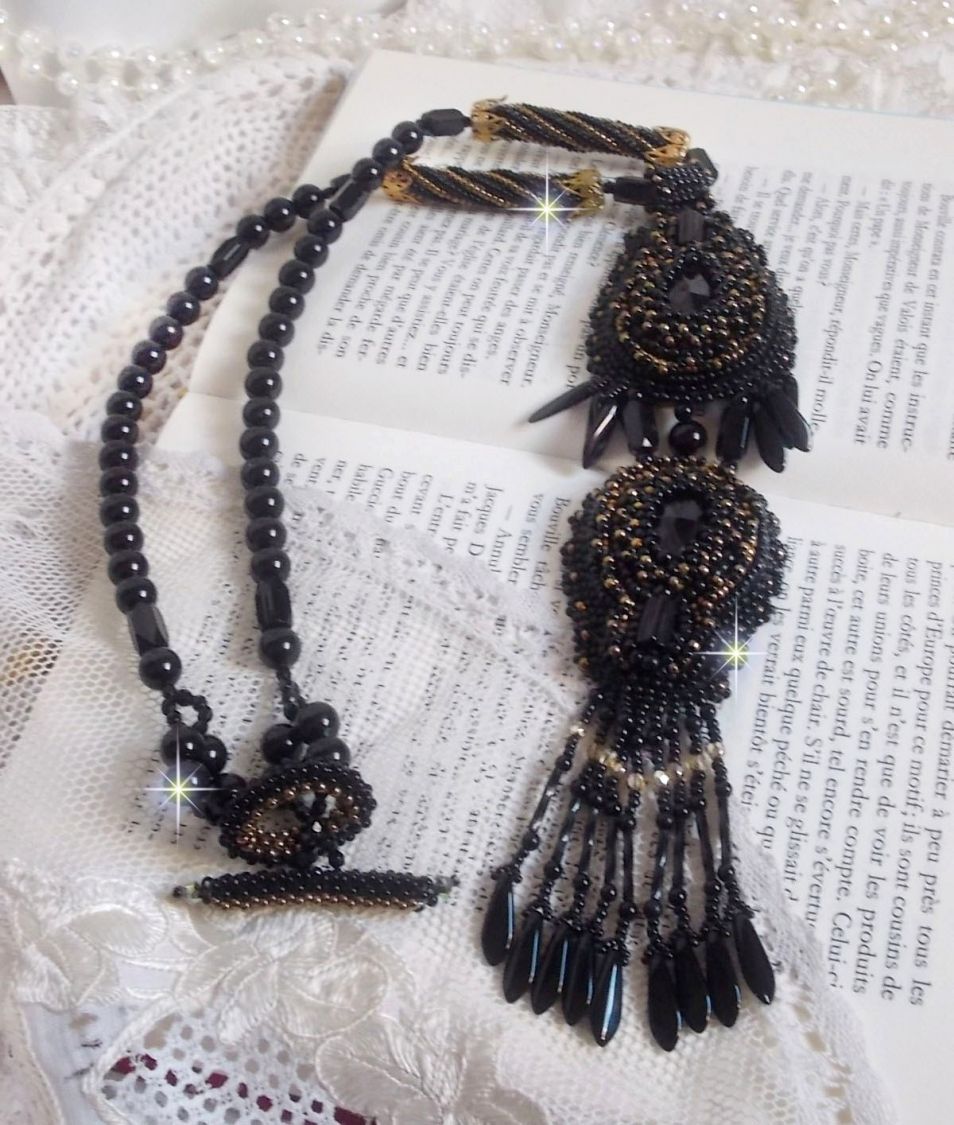 Black Habit Pendant broderat med runda Onyx stenar, facetterade hängen, facetterade cylinderpärlor, facetter och kvalitetsfröpärlor.
