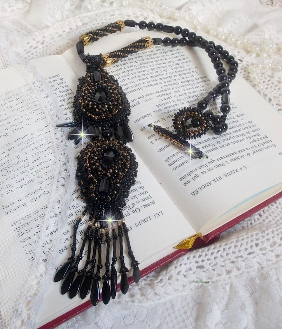 Black Habit Pendant broderat med runda Onyx stenar, facetterade hängen, facetterade cylinderpärlor, facetter och kvalitetsfröpärlor.