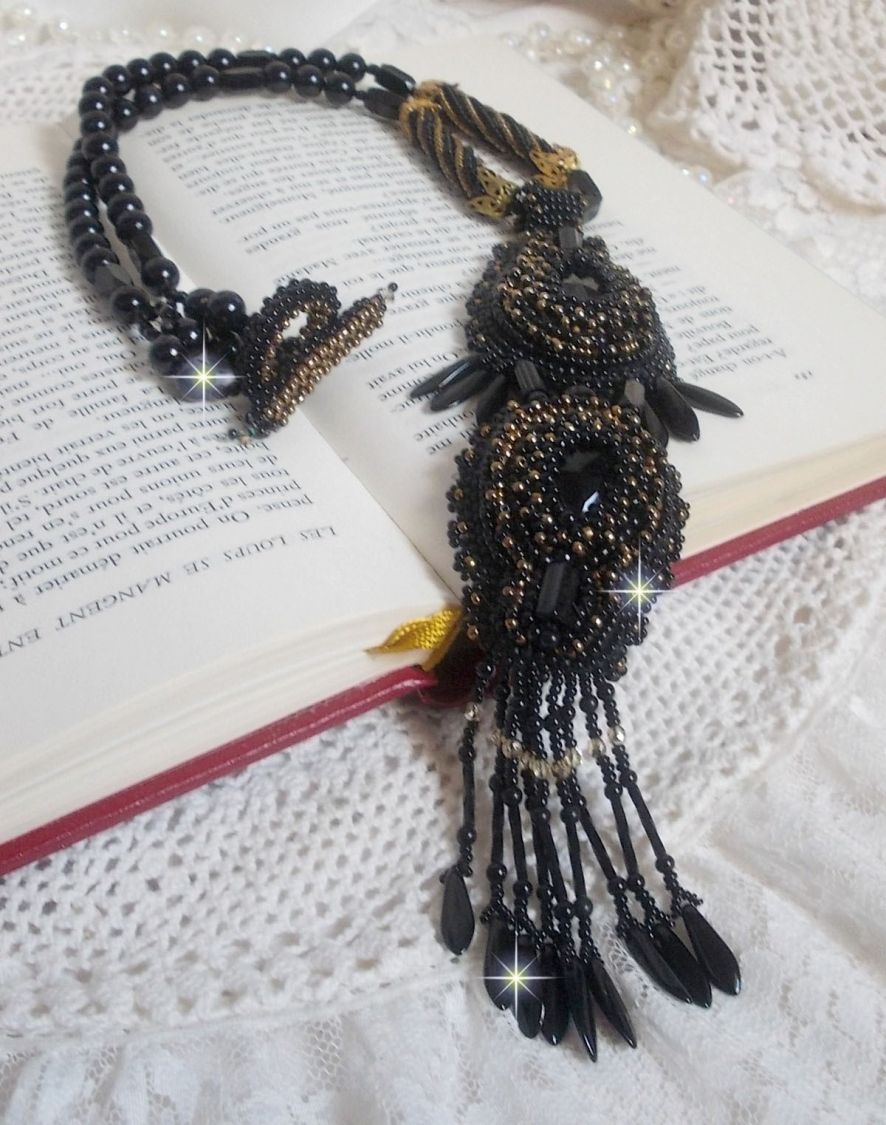 Black Habit Pendant broderat med runda Onyx stenar, facetterade hängen, facetterade cylinderpärlor, facetter och kvalitetsfröpärlor.