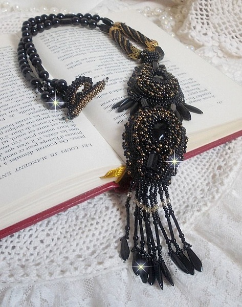 Black Habit Pendant broderat med runda Onyx stenar, facetterade h&auml;ngen, facetterade cylinderp&auml;rlor, facetter och kvalitetsfr&ouml;p&auml;rlor.