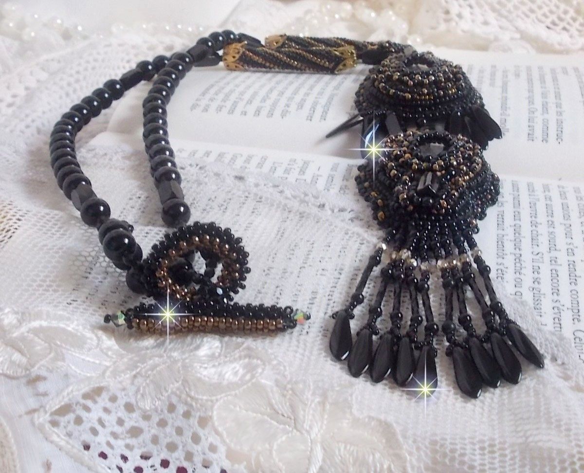 Black Habit Pendant broderat med runda Onyx stenar, facetterade hängen, facetterade cylinderpärlor, facetter och kvalitetsfröpärlor.
