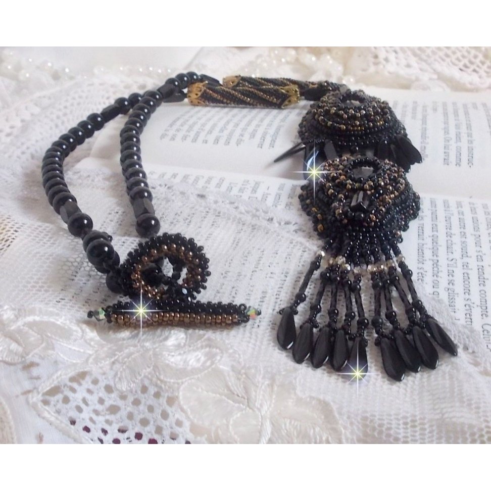 Black Habit Pendant broderat med runda Onyx stenar, facetterade hängen, facetterade cylinderpärlor, facetter och kvalitetsfröpärlor.