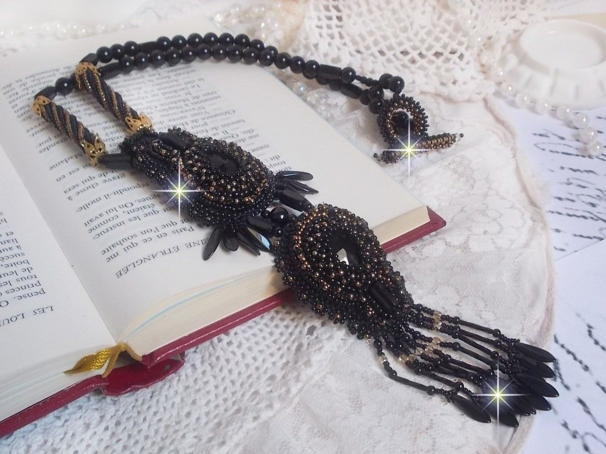 Black Habit Pendant broderat med runda Onyx stenar, facetterade hängen, facetterade cylinderpärlor, facetter och kvalitetsfröpärlor.