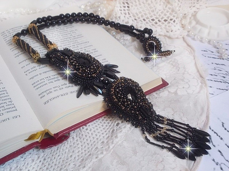 Black Habit Pendant broderat med runda Onyx stenar, facetterade h&auml;ngen, facetterade cylinderp&auml;rlor, facetter och kvalitetsfr&ouml;p&auml;rlor.