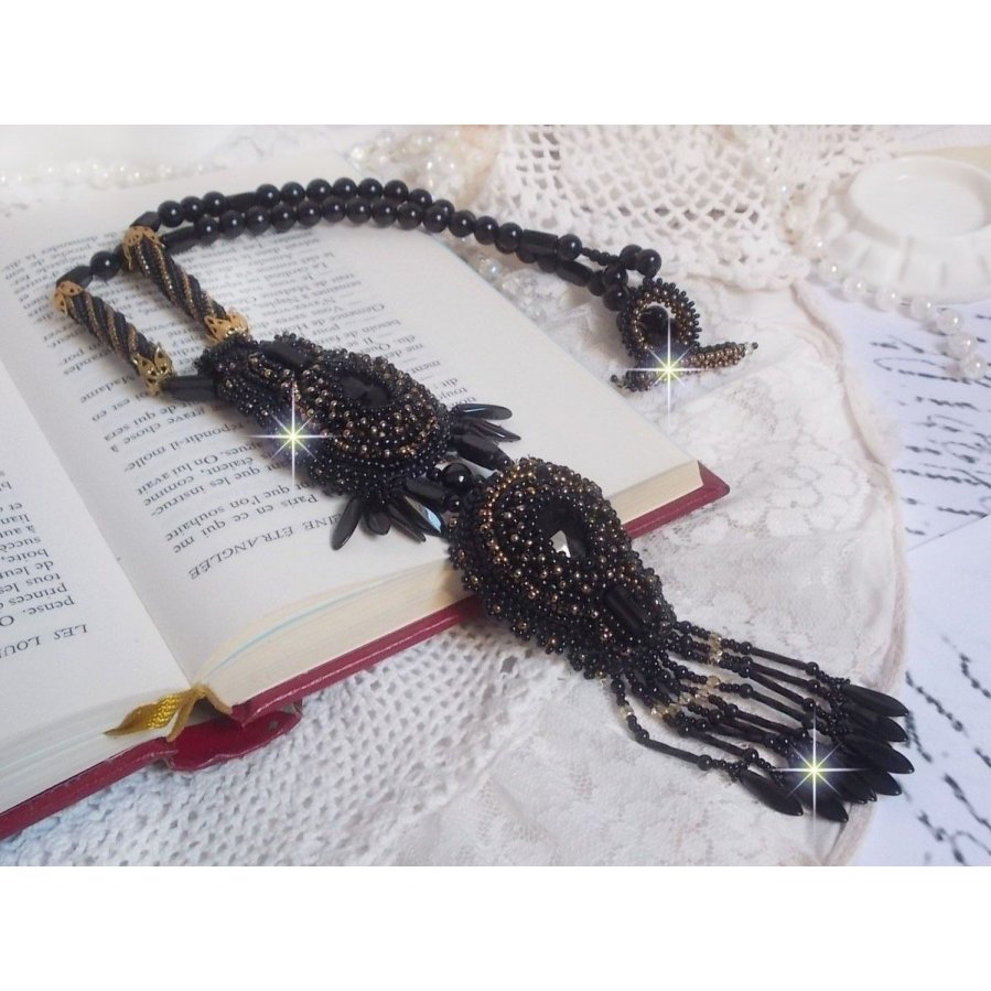 Black Habit Pendant broderat med runda Onyx stenar, facetterade hängen, facetterade cylinderpärlor, facetter och kvalitetsfröpärlor.