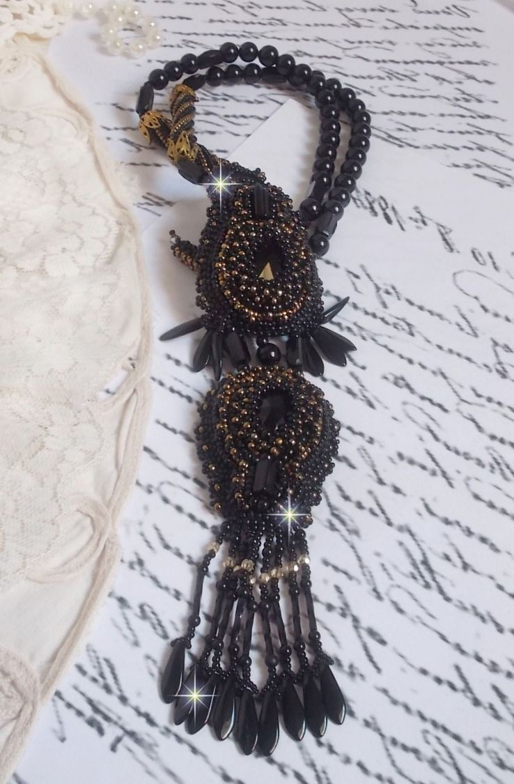 Black Habit Pendant broderat med runda Onyx stenar, facetterade hängen, facetterade cylinderpärlor, facetter och kvalitetsfröpärlor.