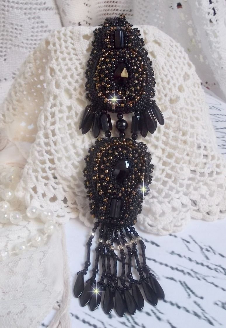 Black Habit Pendant broderat med runda Onyx stenar, facetterade hängen, facetterade cylinderpärlor, facetter och kvalitetsfröpärlor.