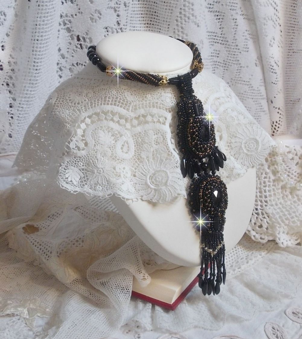 Black Habit Pendant broderat med runda Onyx stenar, facetterade hängen, facetterade cylinderpärlor, facetter och kvalitetsfröpärlor.