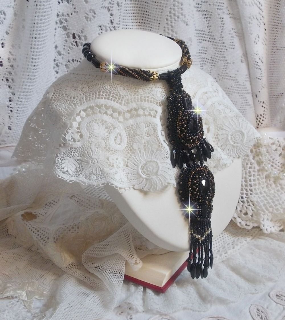 Black Habit Pendant broderat med runda Onyx stenar, facetterade hängen, facetterade cylinderpärlor, facetter och kvalitetsfröpärlor.