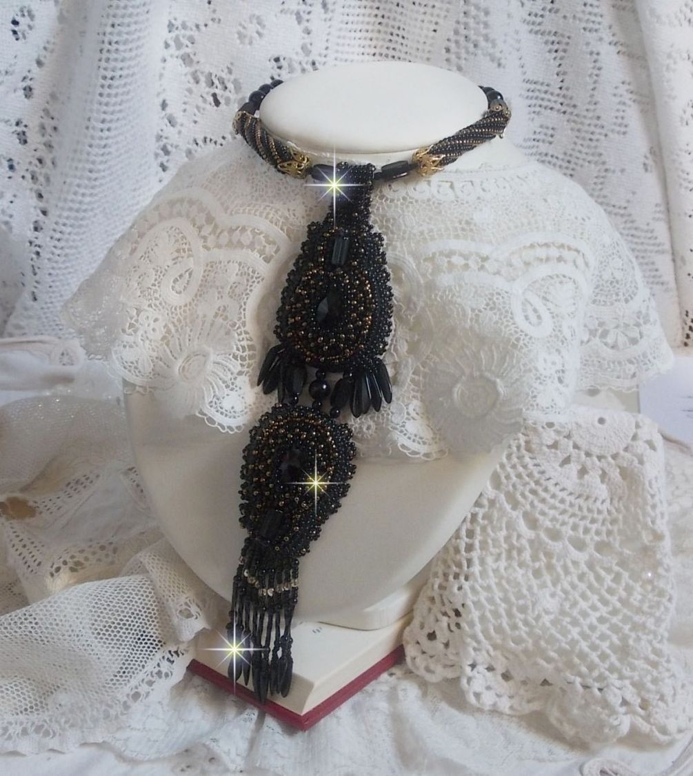 Black Habit Pendant broderat med runda Onyx stenar, facetterade hängen, facetterade cylinderpärlor, facetter och kvalitetsfröpärlor.