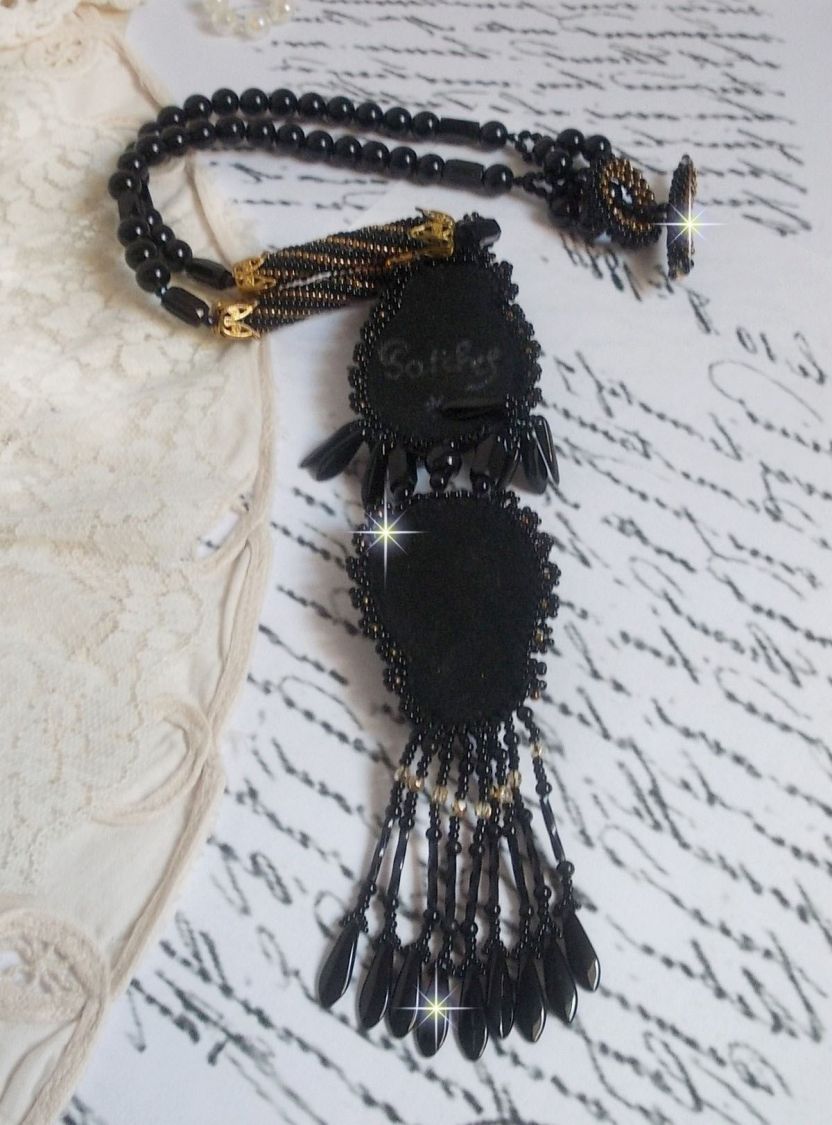 Black Habit Pendant broderat med runda Onyx stenar, facetterade hängen, facetterade cylinderpärlor, facetter och kvalitetsfröpärlor.