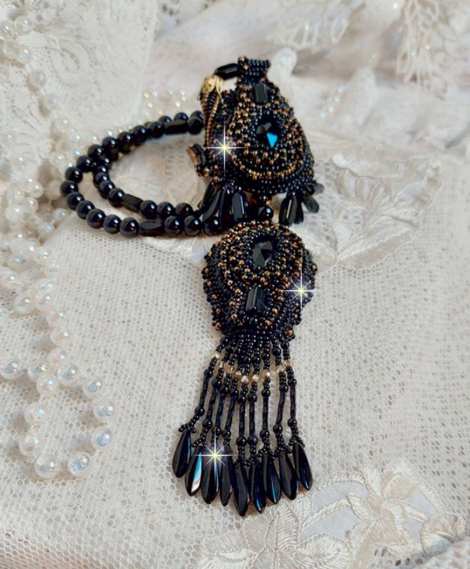 Black Habit Pendant broderat med runda Onyx stenar, facetterade hängen, facetterade cylinderpärlor, facetter och kvalitetsfröpärlor.