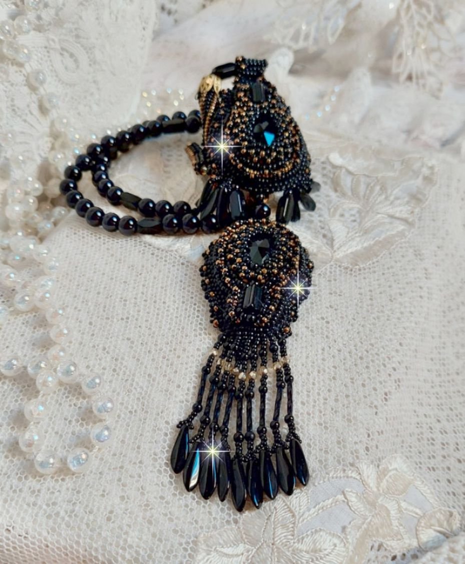 Black Habit Pendant broderat med runda Onyx stenar, facetterade hängen, facetterade cylinderpärlor, facetter och kvalitetsfröpärlor.