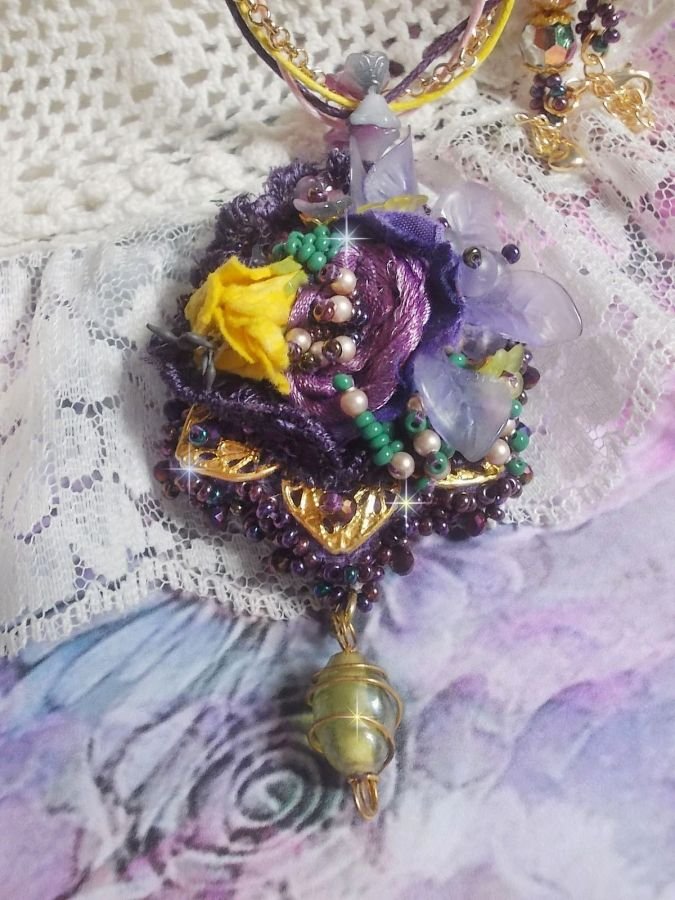 Lady Romantic hänge broderat med lila spets, guldpläterade tillbehör, Miyuki fröpärlor, olika kvalitetspärlor
