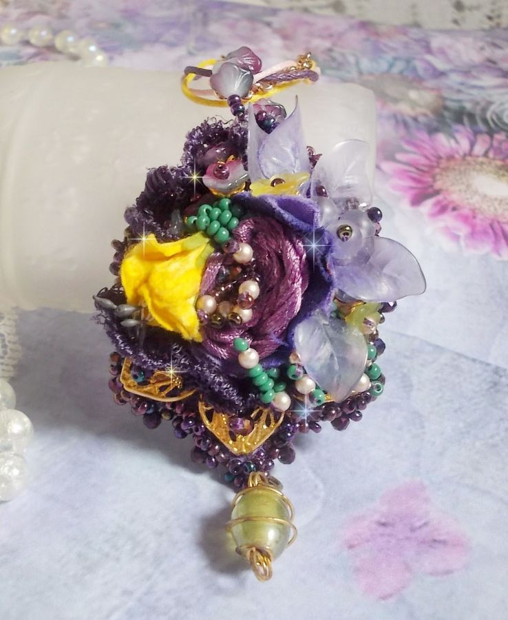 Lady Romantic hänge broderat med lila spets, guldpläterade tillbehör, Miyuki fröpärlor, olika kvalitetspärlor