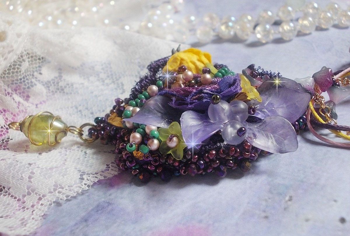 Lady Romantic hänge broderat med lila spets, guldpläterade tillbehör, Miyuki fröpärlor, olika kvalitetspärlor