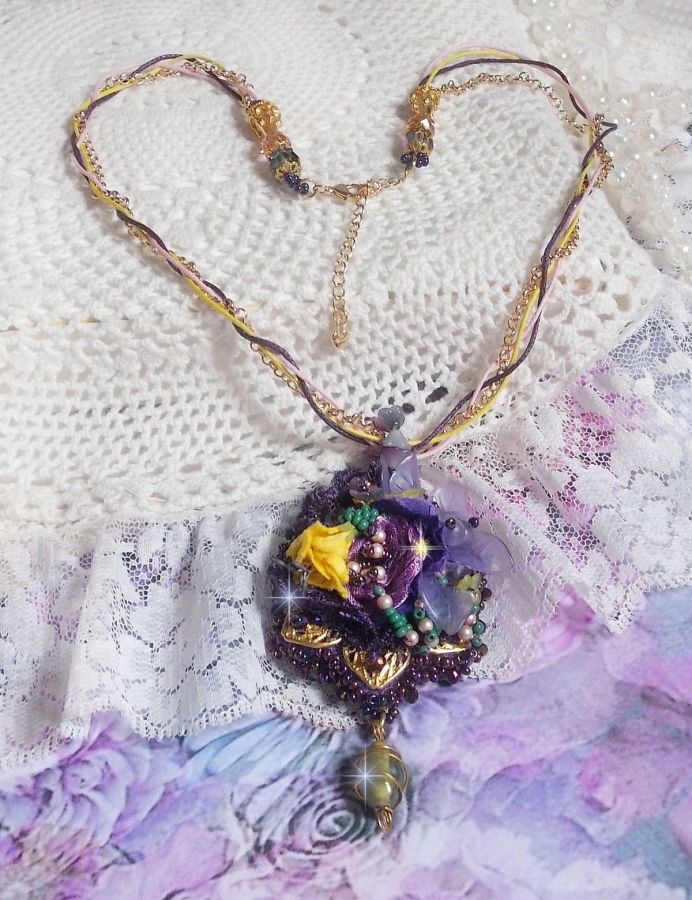 Lady Romantic hänge broderat med lila spets, guldpläterade tillbehör, Miyuki fröpärlor, olika kvalitetspärlor