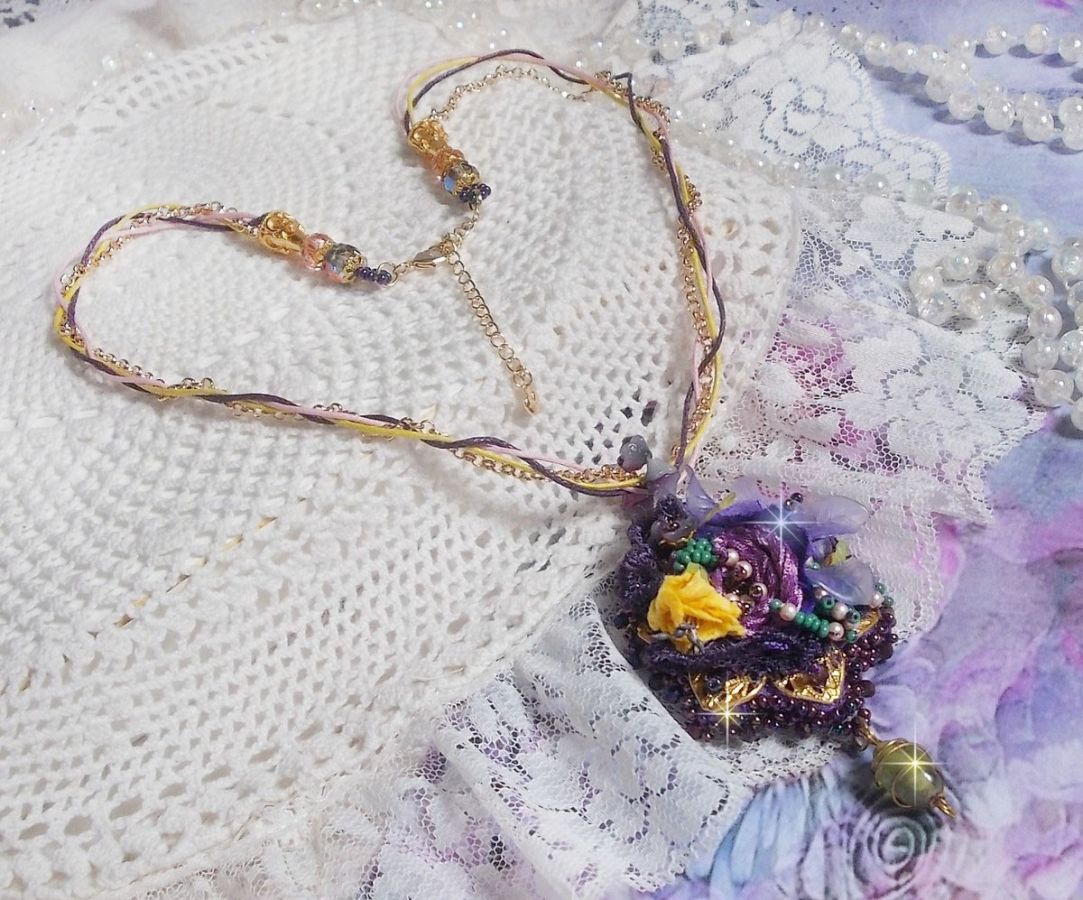 Lady Romantic hänge broderat med lila spets, guldpläterade tillbehör, Miyuki fröpärlor, olika kvalitetspärlor