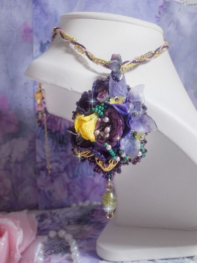Lady Romantic hänge broderat med lila spets, guldpläterade tillbehör, Miyuki fröpärlor, olika kvalitetspärlor
