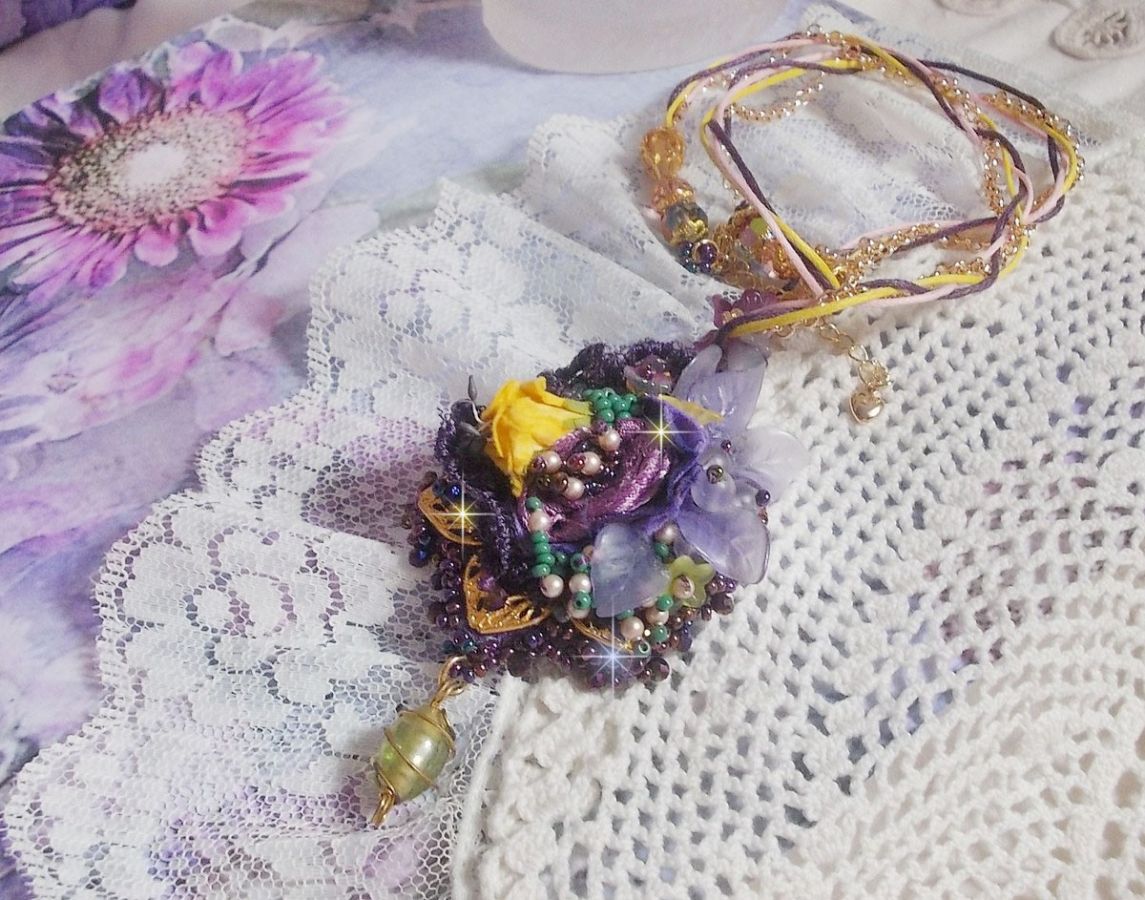 Lady Romantic hänge broderat med lila spets, guldpläterade tillbehör, Miyuki fröpärlor, olika kvalitetspärlor