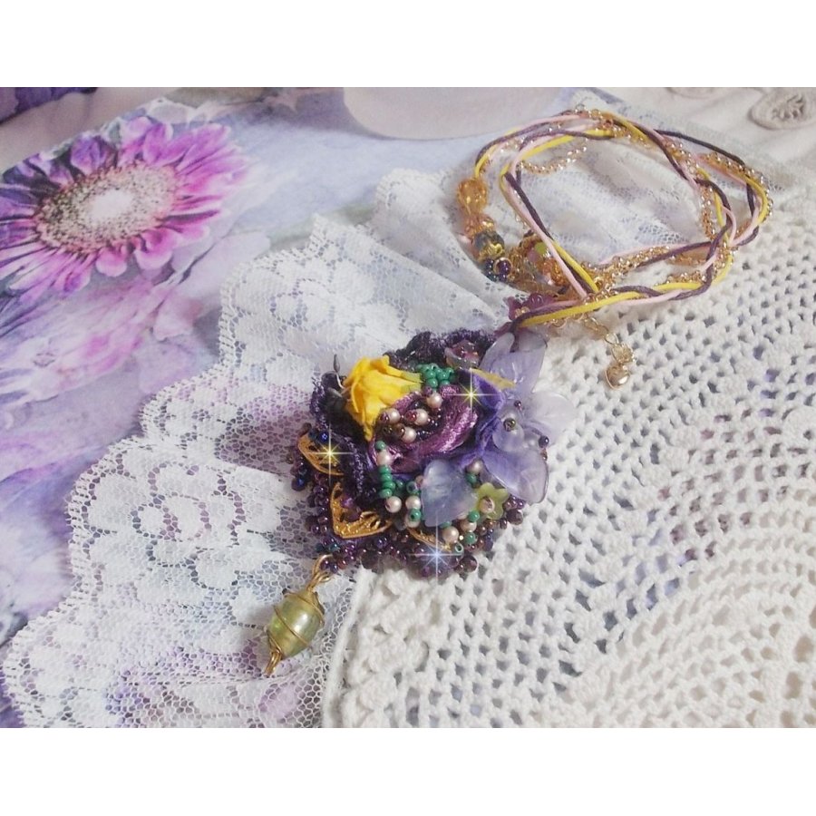 Lady Romantic hänge broderat med lila spets, guldpläterade tillbehör, Miyuki fröpärlor, olika kvalitetspärlor
