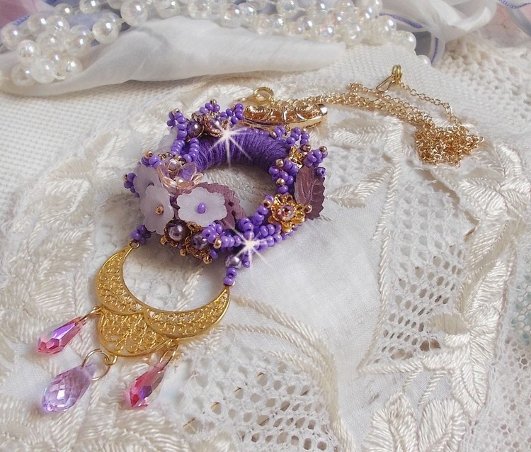 Laureline hängande halsband broderat med lila DMC-bomull, Swarovskikristaller och frodiga blommor.