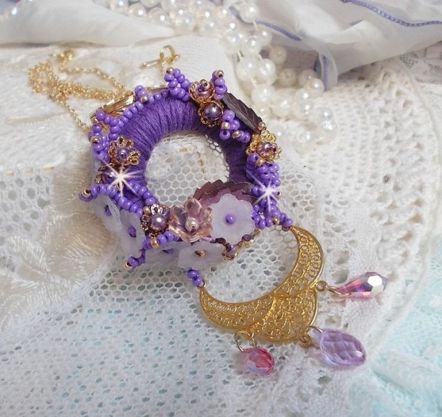 Laureline hängande halsband broderat med lila DMC-bomull, Swarovskikristaller och frodiga blommor.