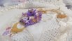 Laureline hängande halsband broderat med lila DMC-bomull, Swarovskikristaller och frodiga blommor.