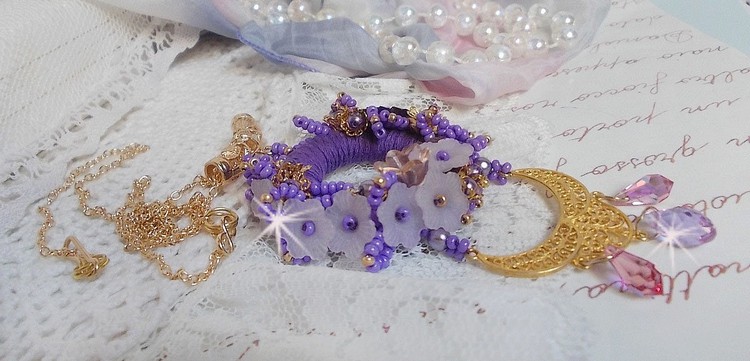 Laureline hängande halsband broderat med lila DMC-bomull, Swarovskikristaller och frodiga blommor.