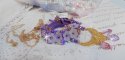 Laureline hängande halsband broderat med lila DMC-bomull, Swarovskikristaller och frodiga blommor.