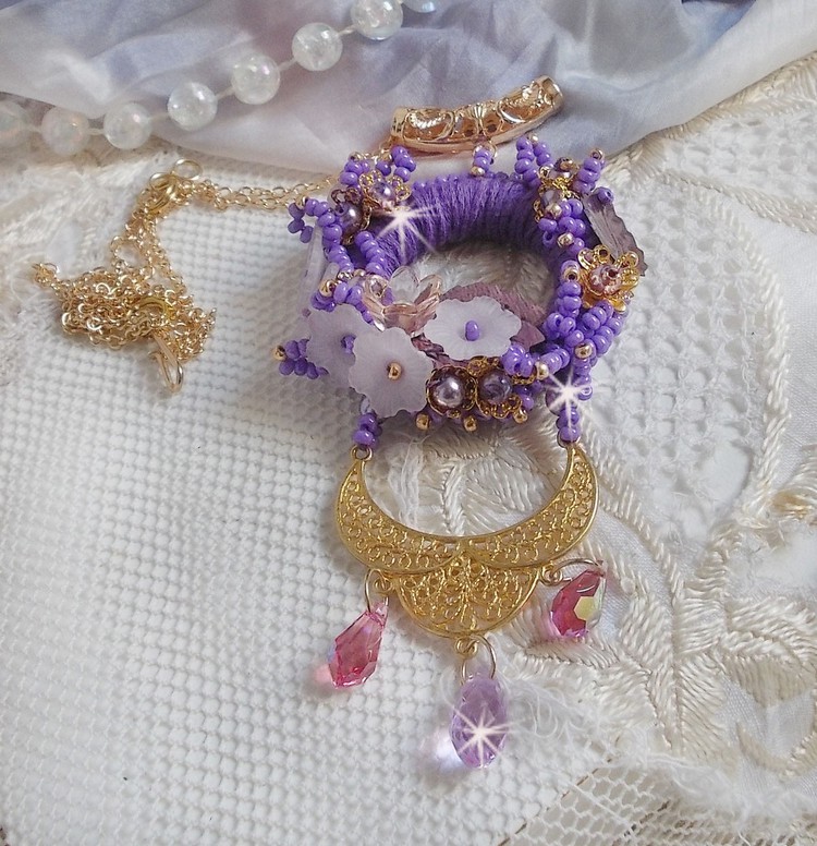 Laureline hängande halsband broderat med lila DMC-bomull, Swarovskikristaller och frodiga blommor.
